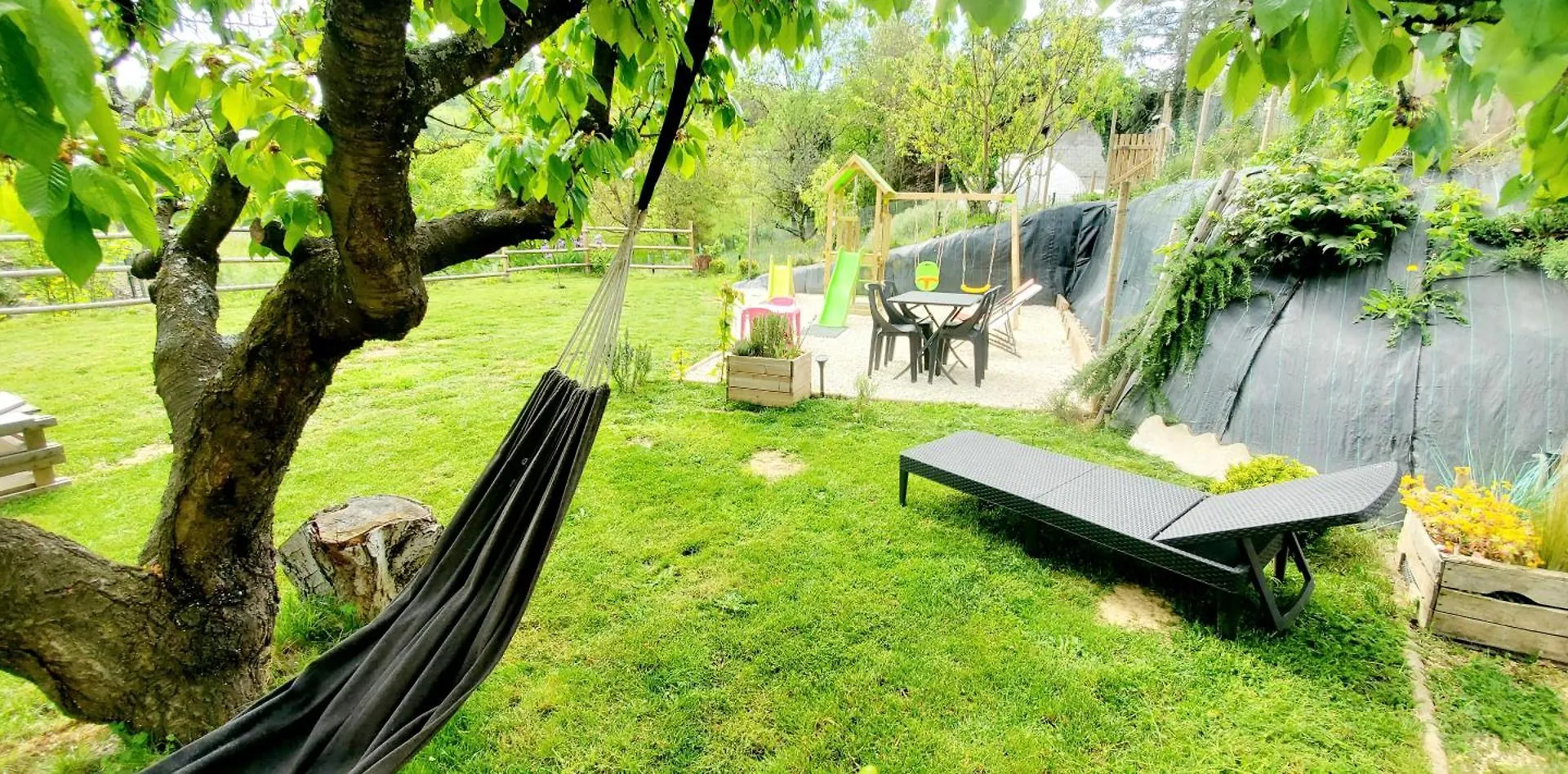Hotel GEST-LOC LOCATION MEUBLÉE Sky - JARDIN&TERRASSE PRIVATIVE - PARKING PRIVÉ à Laveyron